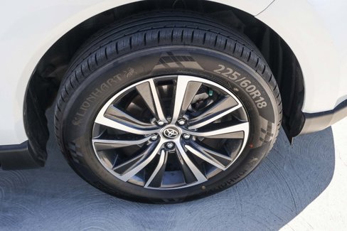 Used 2022 Toyota Venza LE image 8