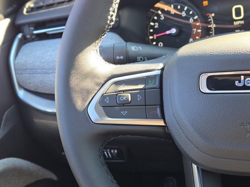 New 2025 Jeep Compass Latitude image 31