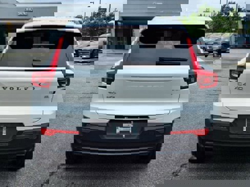 Certified 2023 Volvo XC40 B5 Plus w/ Protection Package Premier image 4