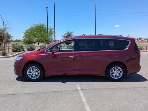 Used 2021 Chrysler Pacifica Touring-L image 2