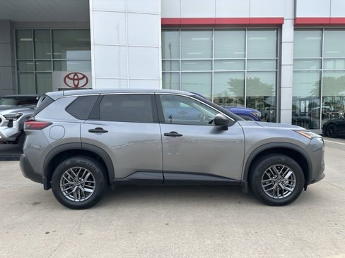 Used 2023 Nissan Rogue S image 2