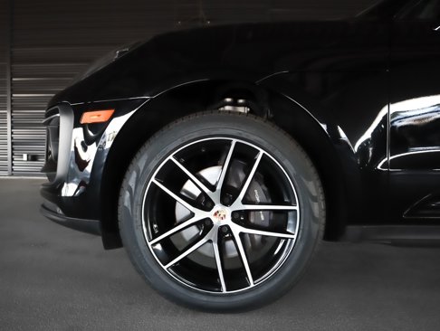 Certified 2023 Porsche Macan image 12