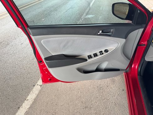 Used 2013 Hyundai Accent SE image 9