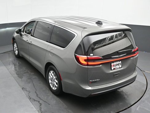 Used 2023 Chrysler Pacifica Touring-L image 45