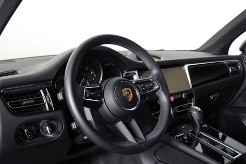 Certified 2025 Porsche Macan image 4