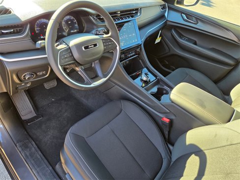 New 2025 Jeep Grand Cherokee L Laredo image 11