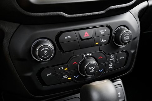 Used 2021 Jeep Renegade Latitude w/ Sun & Sound Group image 38
