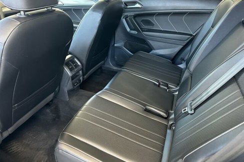 Used 2022 Volkswagen Tiguan SE w/ Panoramic Sunroof Package image 12
