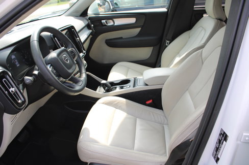 Used 2022 Volvo XC40 T5 Momentum image 9
