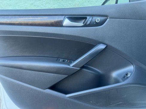 Used 2015 Volkswagen Passat TDI SEL Premium image 11