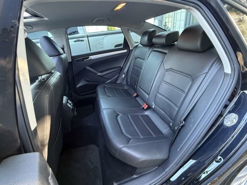 Used 2019 Volkswagen Passat 2.0T Wolfsburg image 9