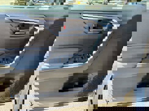 Used 2019 Toyota RAV4 LE image 10