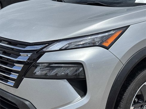 Used 2024 Nissan Rogue SV image 2