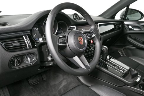 Used 2025 Porsche Macan image 4