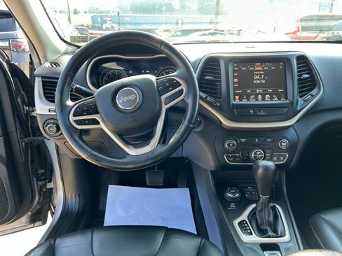 Used 2017 Jeep Cherokee Limited image 11