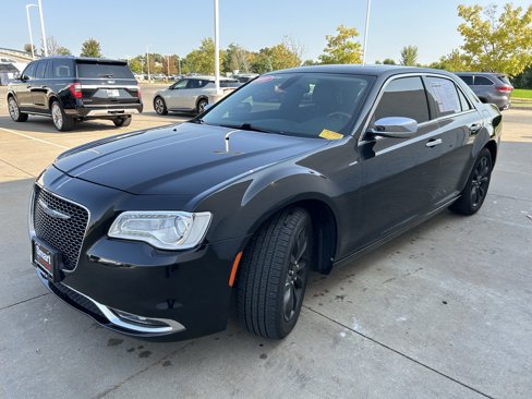 Used 2016 Chrysler 300 C image 3