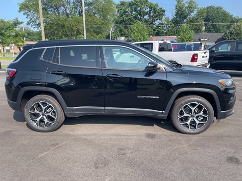 New 2025 Jeep Compass Limited image 9
