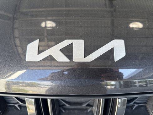 Used 2022 Kia Carnival EX image 6