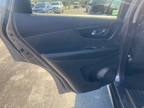 Used 2017 Nissan Rogue SV image 24