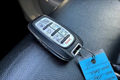 Used 2020 Chrysler Pacifica Touring-L image 13