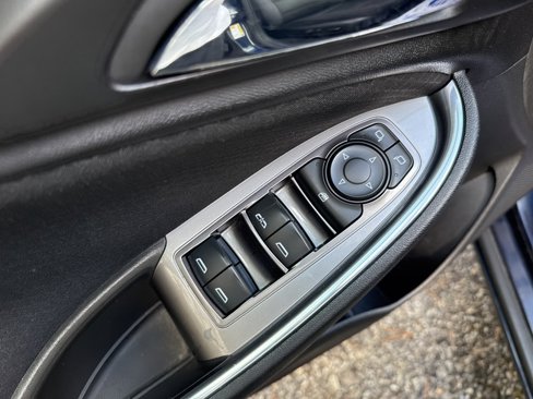 Used 2017 Chevrolet Malibu LT image 14