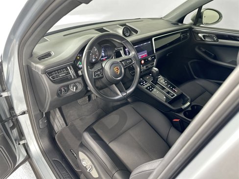 Certified 2022 Porsche Macan image 4