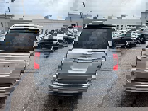 Used 2016 Chrysler Town & Country Touring image 6