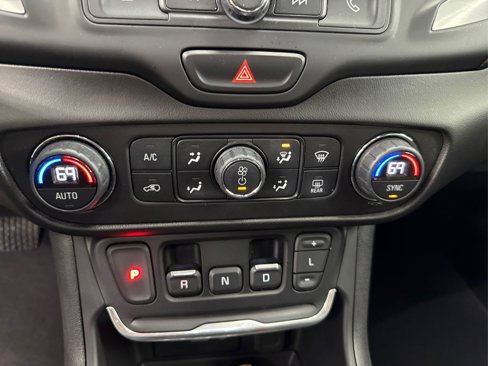 Used 2021 GMC Terrain SLE w/ Driver Convenience Package image 32
