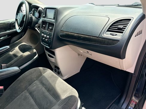 Used 2018 Dodge Grand Caravan SE w/ UConnect Hands-Free Group image 28