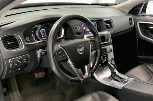 Used 2018 Volvo V60 T5 Cross Country image 2