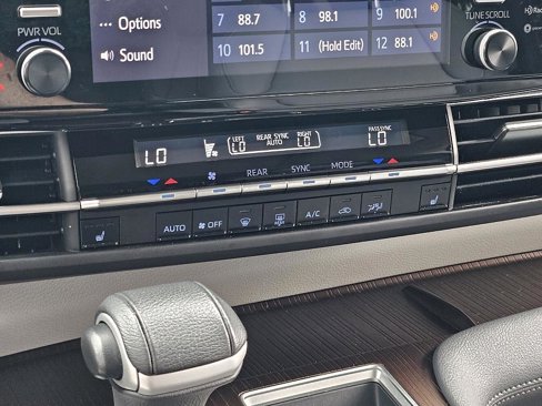 Used 2023 Toyota Sienna XLE image 24
