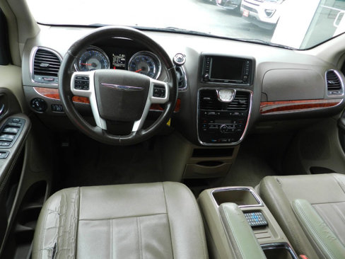 Used 2014 Chrysler Town & Country Touring image 9