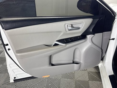 Used 2017 Toyota Camry SE image 10