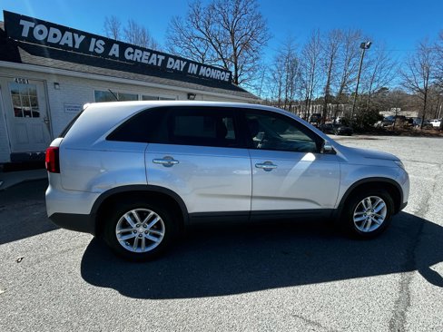 Used 2015 Kia Sorento LX image 9