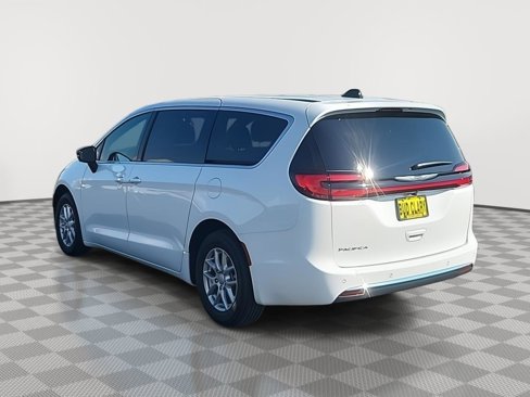 New 2026 Chrysler Pacifica Select image 3