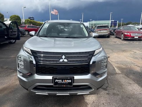 Used 2023 Mitsubishi Outlander SE image 2