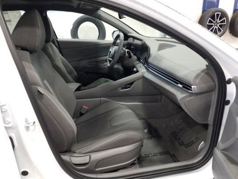 New 2025 Hyundai Elantra SEL image 19