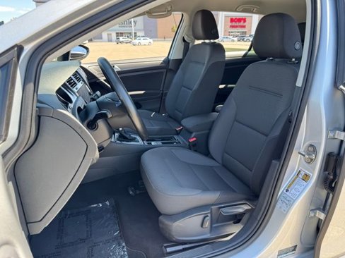 Used 2019 Volkswagen e-Golf SE w/ Driver Assistance Package image 4