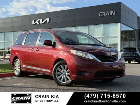 Used 2013 Toyota Sienna LE image 1