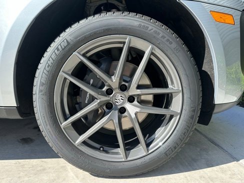 Used 2025 Porsche Macan image 36