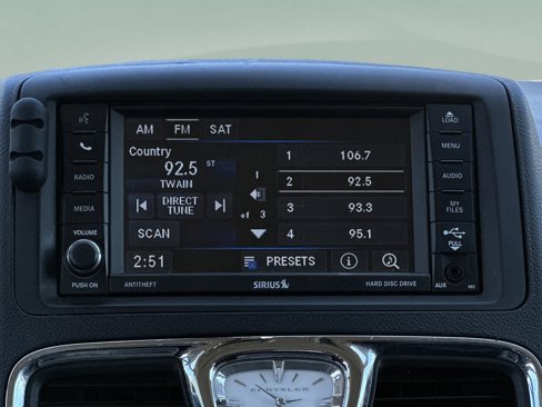 Used 2016 Chrysler Town & Country Touring-L image 7