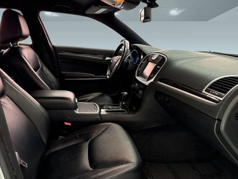 Used 2011 Chrysler 300 Limited image 19
