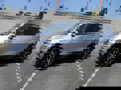 Used 2021 Volkswagen Tiguan SE w/ Panoramic Sunroof Package image 2