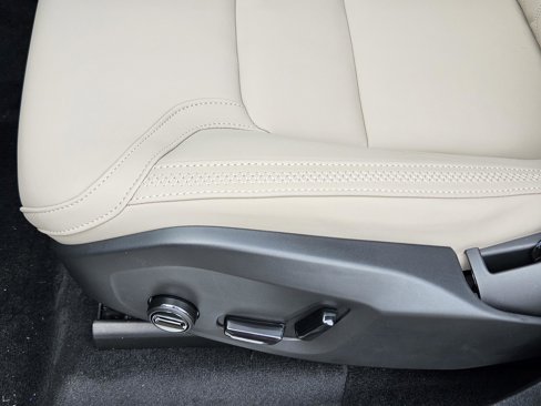 New 2025 Volvo XC90 B5 Plus w/ Protection Package Premier image 28