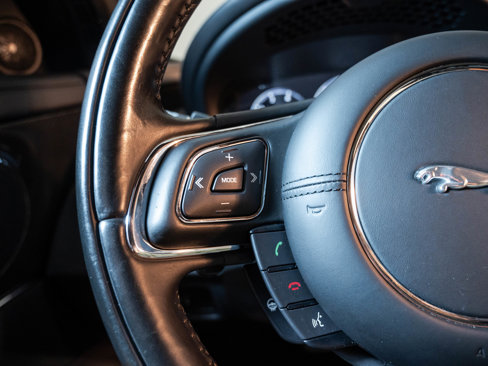 Used 2016 Jaguar XJ R image 19