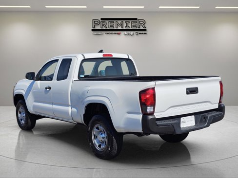 Used 2018 Toyota Tacoma SR image 12