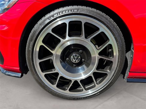 Used 2018 Volkswagen Golf R 4-Door image 14