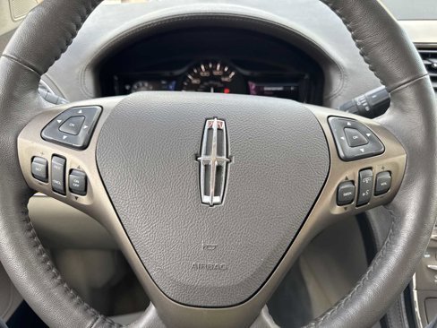 Used 2012 Lincoln MKX AWD image 25