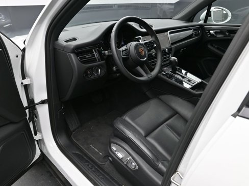 Used 2025 Porsche Macan image 4