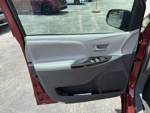 Used 2017 Toyota Sienna XLE image 13